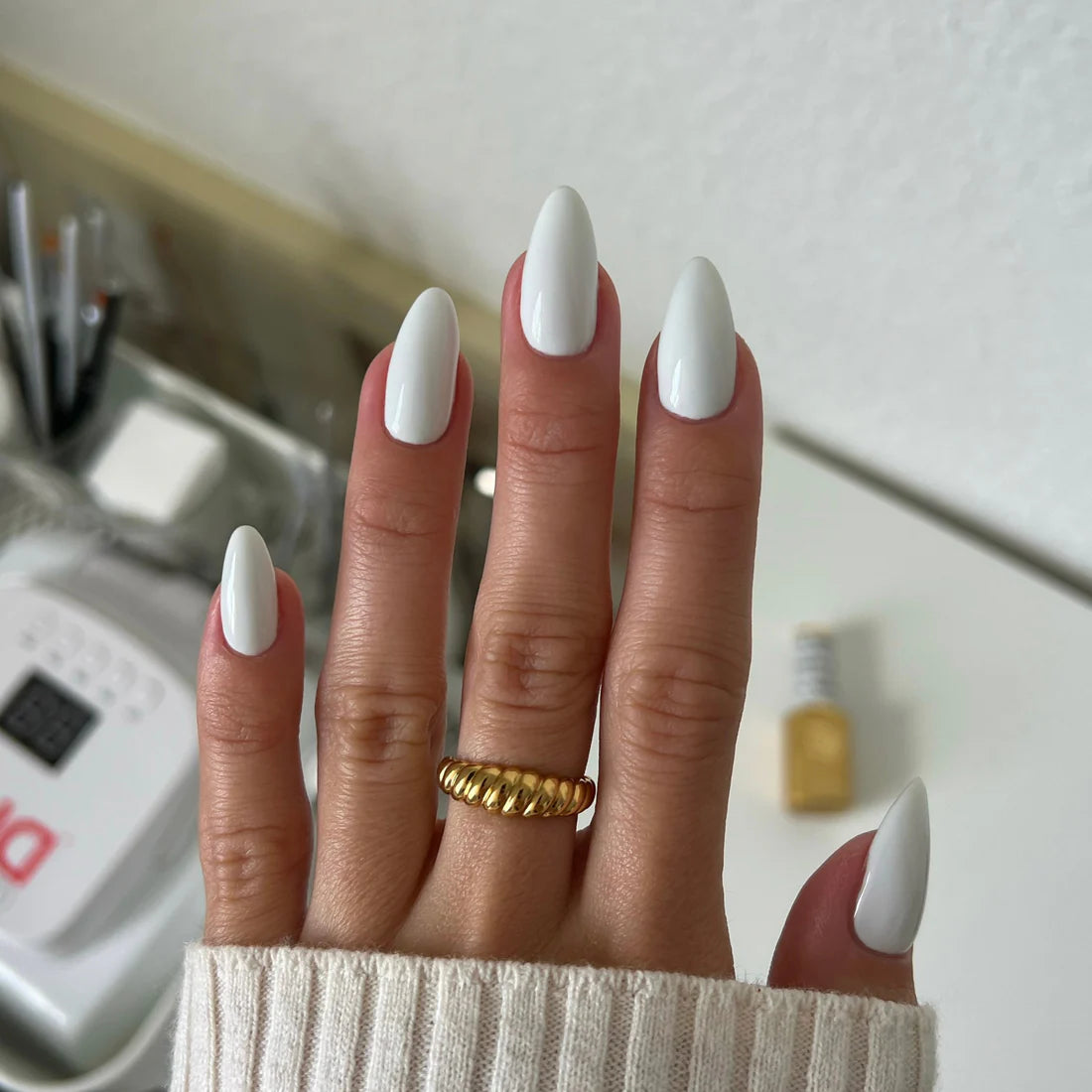 SMOKEY WHITE DIVA #038